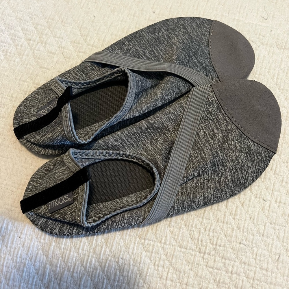 Fit kicks in Medium size 7-8. Great for around the pool or yoga! Gray. - Picture 3 of 4